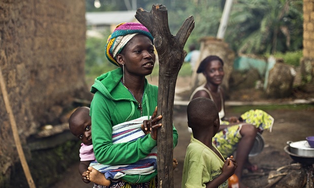  Phụ nữ và trẻ em tại một ngôi làng của Guinea 