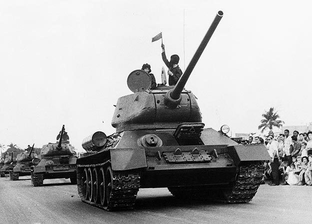  Một chiếc T-34-85 trên đường phố Sài Gòn sau giải phóng năm 1975 