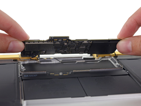 Nhấc bo mạnh chủ của chiếc Macbook ra, Chip Core M thể hệ mới của Intel góp công rất lớn để mainboard này nhỏ gọn đến vậy.