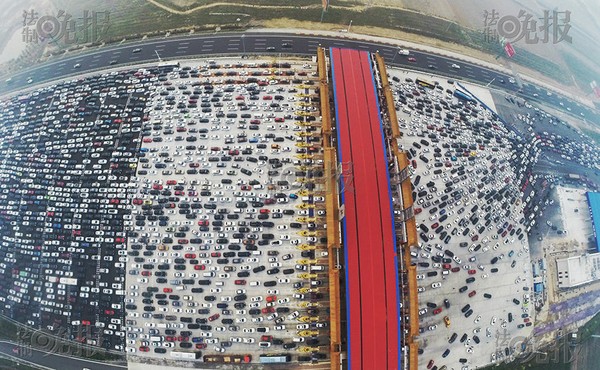  Hàng ngàn chiếc xe cùng đổ bộ vào Bắc Kinh khiến cung đường cao tốc vốn rộng rãi trở nên chật cứng. 