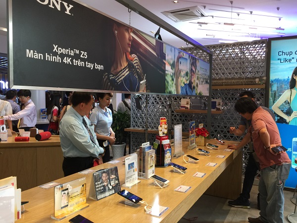  Khu vực trưng bày sản phẩm của Sony và HTC. 