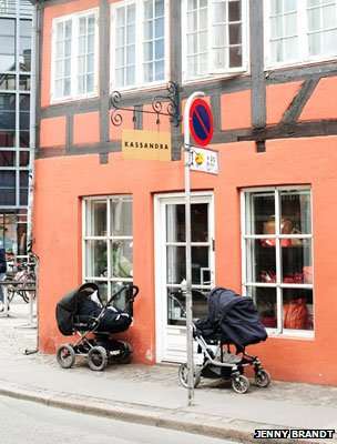 
Trẻ ngủ trong xe nôi bên ngoài một tiệm cà phê ở Copenhagen (Đan Mạch). 
