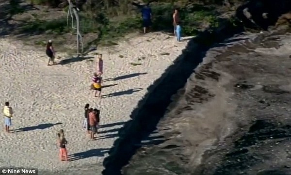  Một số hình ảnh về chiếc hố tử thần mới xuất hiện trên bờ biển Úc. 