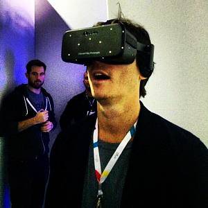 Codorniou dùng thử thiết bị đeo thực tế ảo Oculus Crescent Bay tại hội nghị Web Summit ở Dublin năm 2014.