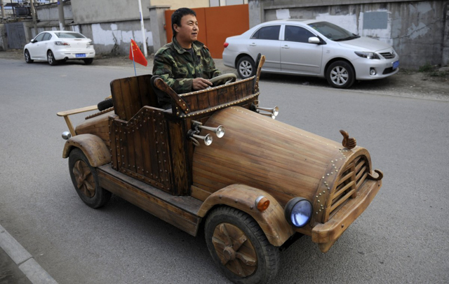 Liu Fulong đang chạy thử nghiệm xe gỗ chạy động cơ điện do mình phát minh. Chiếc xe này có vận tốc tối đa 32 km/h