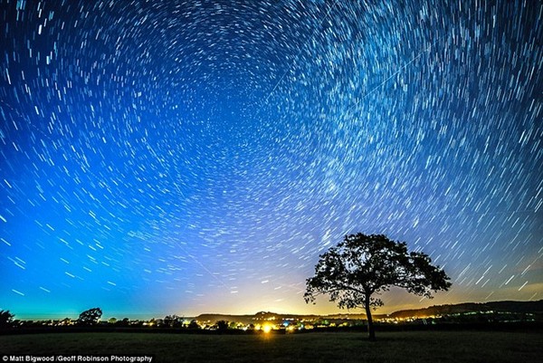 Cảnh tượng ngoạn mục của một số vệt sao băng trên bầu trời ở Gloucestershire, Anh