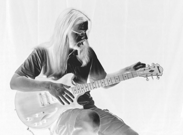Carole Roberts chụp lúc chồng cô đang điều chỉnh dây đàn guitar.
