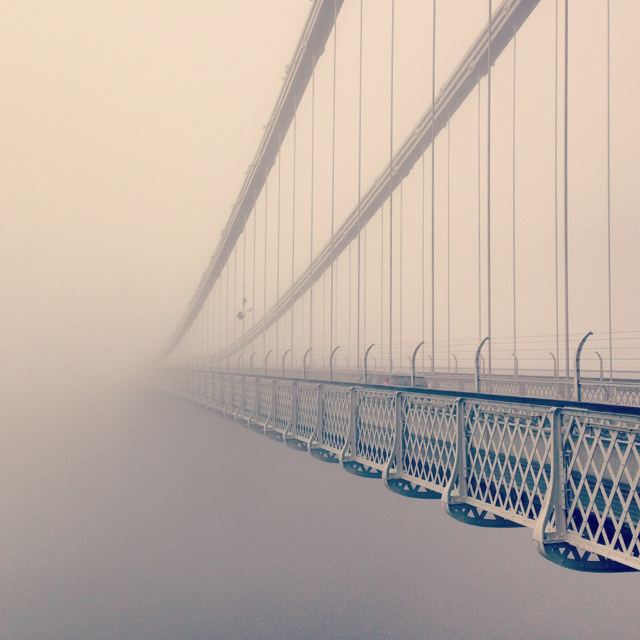 1/ Cây cầu khuất bóng sau màn sương của Helen Whelton đến từ Anh.