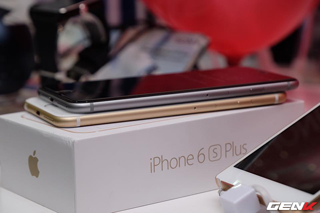  Cạnh phải của iPhone 6s Plus vàng và iPhone 6 Plus 