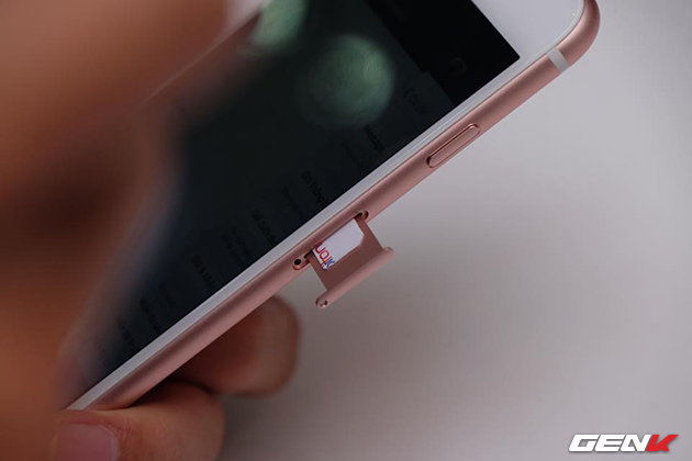 
Khe cắm SIM trên iPhone 6s vàng hồng
