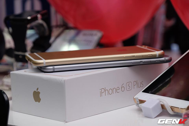  iPhone 6s Plus vàng gold (bên trên) đọ dáng cùng iPhone 6 Plus (bên dưới) 