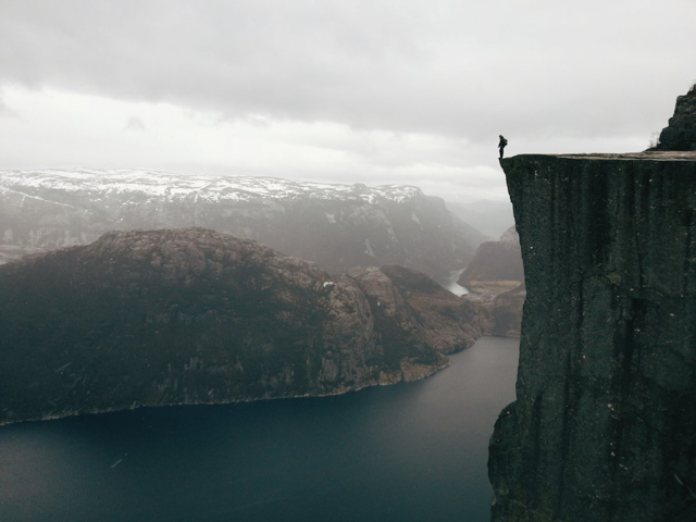 Và cuối cùng là Atle Ronningen đến từ Na Uy chụp cảnh một người đàn ông đang đứng ngay vách núi cheo leo.