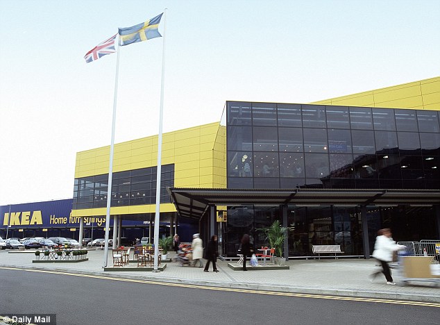  Bên ngoài siêu thị IKEA tại London, Anh. 