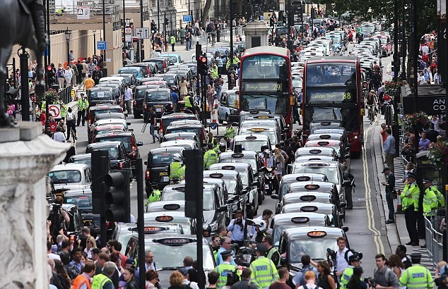 Một cuộc biểu tình bằng taxi ở London nhằm phản đối các ứng dụng cho đi nhờ xe.