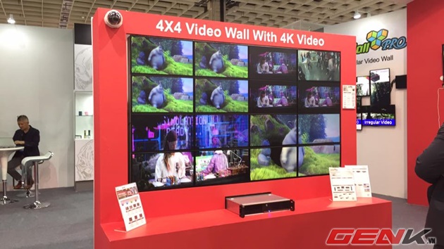 Màn hiển thị độ phân giải 4K được ghép từ 16 màn hình nhỏ, có thể hiển thị nội dung riêng biệt theo tùy chọn của hãng Rapid Signage.