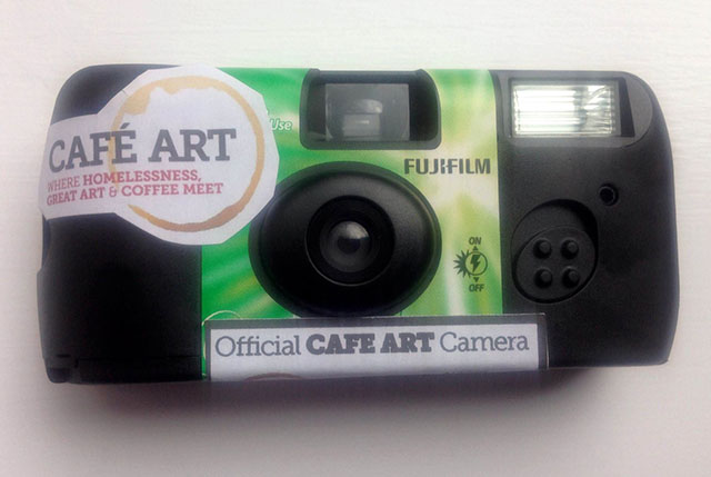 Đây là chiếc máy ảnh được Cafe Art giao cho những người vô gia cư.