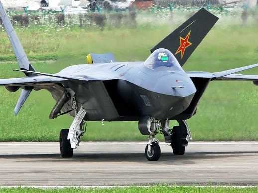 Thiết kế J-20 khá giống với F-35, nguyên nhân có thể do có cáo buộc cho rằng Trung Quốc đã đánh cắp dữ liệu về F-35 trước đây.