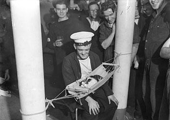  Hình ảnh Oscar nằm võng trên tàu Bismarck năm 1941. 