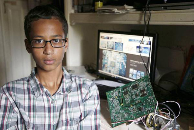  Chân dung anh hùng tuổi 14 Ahmed Mohamed bên cạnh chiếc đồng hồ tự chế. 