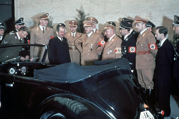 Adolf Hitler và các quan chức Đức Quốc xã chiêm ngưỡng món quà sinh nhật lần thứ 50 của Hitler - một chiếc Volkswagen mui trần.
