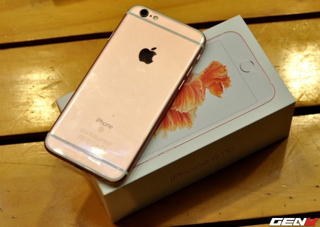  Anh Vũ sở hữu một trong những chiếc iPhone 6s vàng hồng đầu tiên tại Việt Nam 
