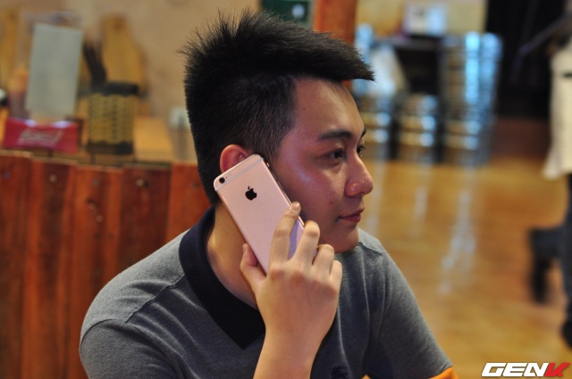  Anh Vũ tỏ ra khá hài lòng với chiếc iPhone 6s vàng hồng hiện có 