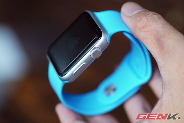 Apple Watch Sport với dây đeo nhựa dẻo, vỏ nhôm và mặt kính Ion-X.