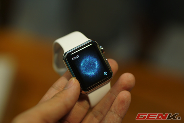 Apple Watch mới về Việt Nam và có giá bán không hề dễ chịu.