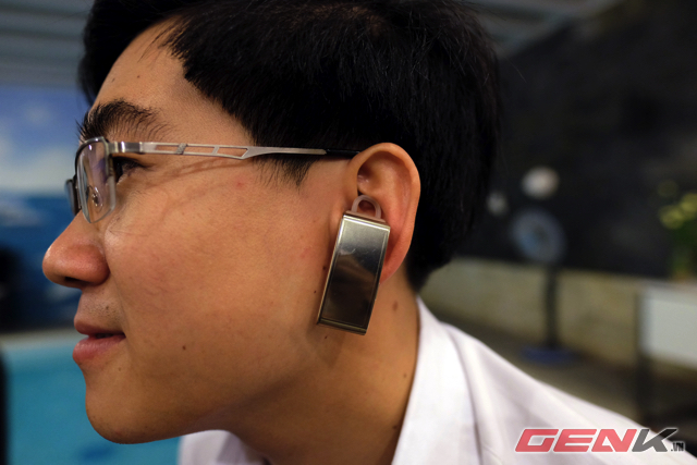Thử đeo tai nghe Bluetooth
