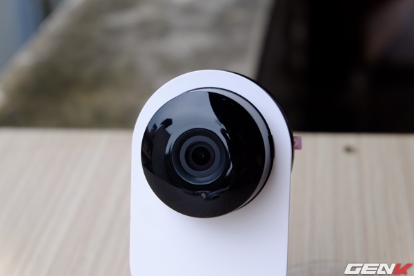 Ống kính của Xiaomi Yi IP có góc rộng 111 độ nên bao quát được hình ảnh rất tốt. Chiếc camera này cũng hỗ trợ quay video HD 720p và zoom 4x trực tiếp.