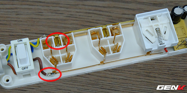  Mạch ổ nhái thiết kế rất đơn giản, các mối nối được hàn đính chứ không dùng kẹp như ổ thật. 
