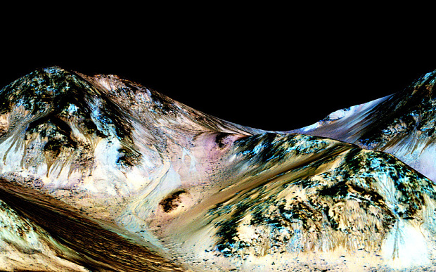  Hình ảnh sau khi phân tích màu quang phổ cho thấy ngoài nước ở dạng lỏng thì Sao Hỏa còn có Pyroxen - khoáng vật silicat tạo đá quan trọng được tìm thấy trong các đá magma và đá biến chất. 