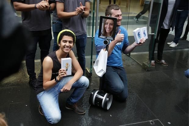  Những người mua iPhone 6s đầu tiên khoe điện thoại mới tại Sydney, Úc. 