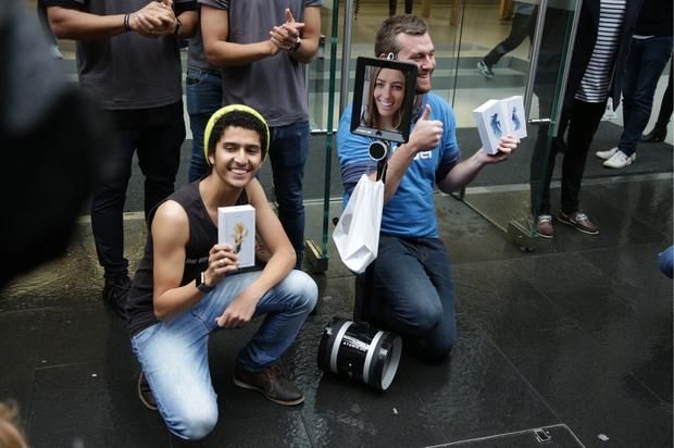 Những người mua iPhone 6s đầu tiên khoe điện thoại mới tại Sydney, Úc.