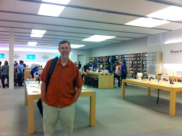  Gary Allen đang đứng trong một Apple Store. 