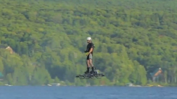 Catalin Alexandru Duru và chiếc Hoverboard của anh.