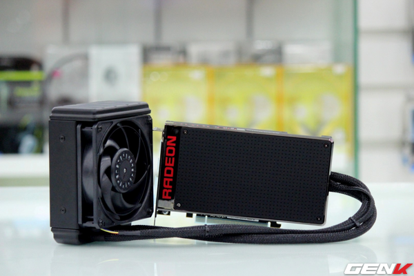 Về thiết kế, AMD Raden R9 Fury X được thiết kế theo dạng dual-slot, tương tự thiết kế của Radeon R9 295x2 tối ưu cho thiết lập 2 card chạy AMD CrossFire.