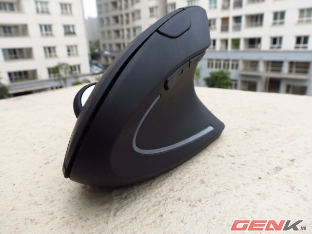 Cảm nhận đầu tiên khi nhìn vào chiếc Wireless Vertical Mouse đó là nó giống với một chiếc tàu bay hoặc cánh buồm.