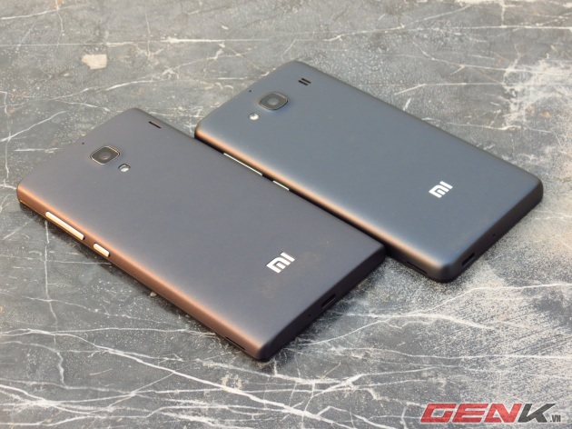 Xiaomi Redmi 1S bên trái, Redmi 2 bên phải