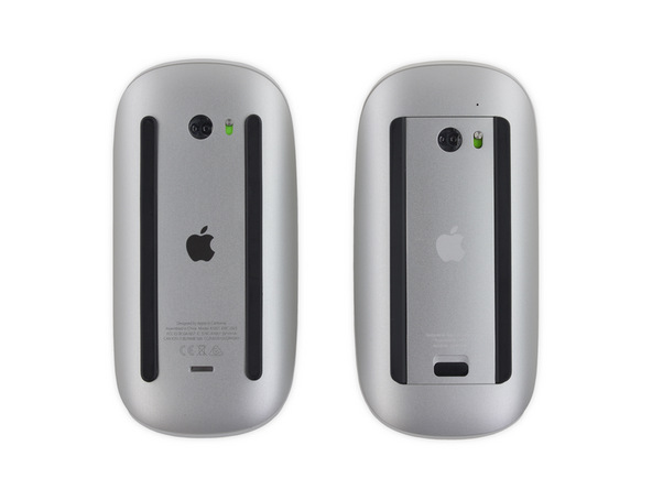  Điểm khác biệt chỉ được nhận ra ở mặt đáy. Bên phải là Magic Mouse 2009 với lẫy mở nắp để thay pin, vị trí tương tự ở Magic Mouse 2015 là cổng Lightning. Bên cạnh đó, Apple cũng thay màu chữ in từ trắng sang đen trên Magic Mouse 2 và loại bỏ đèn LED báo trạng thái. 