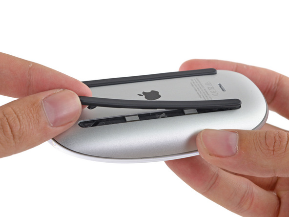  Bắt đầu mổ xẻ Magic Mouse 2 bằng việc gỡ bỏ 2 miếng đệm (mouse feet) ở đáy chuột 
