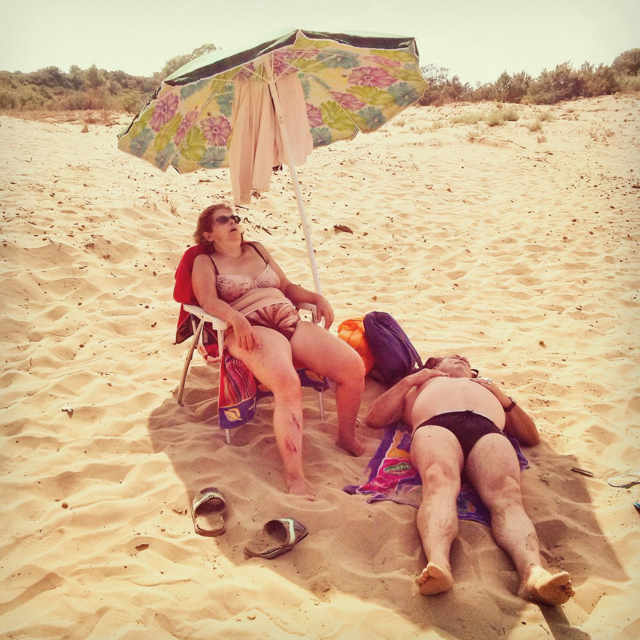 Cặp đôi tắm nắng trên bãi biển của Salvatore Calafato, Ý.