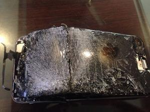 Diện mạo thảm thương của chiếc iPhone 6 sau khi bất ngờ phát nổ như... lựu đạn.