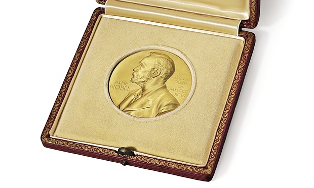  Hình ảnh chiếc huy chương Nobel danh giá. 