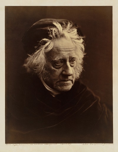 Chân dung nhà thiên văn học John Frederick William Herschel, một tác phẩm của nhiếp ảnh gia Julia Margare Cameron.