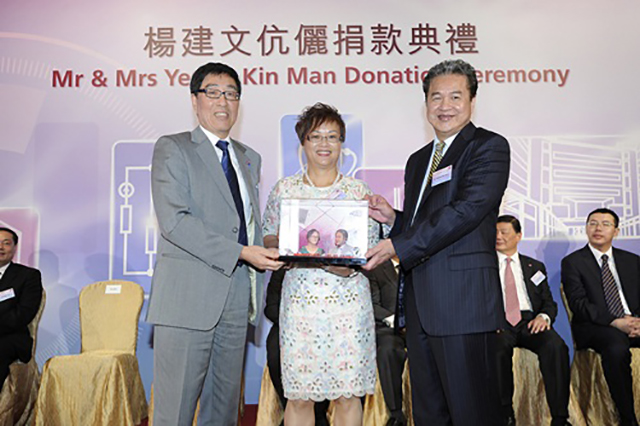  2 vợ chồng tỷ phú Yeung rất tích cực tham gia các hoạt động thiện nguyện. 