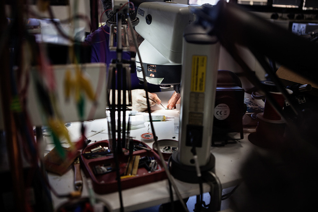 Một kỹ sư trong nhóm đang sản xuất cảm biến cho diều bằng tay.
