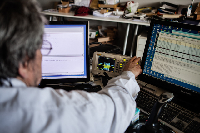 Massimo Ippolito đang kiểm tra các thông số trên màn hình trong quá trình bay thử nghiệm.