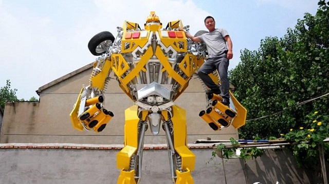 Wang Liansheng cùng Transformer của mình.