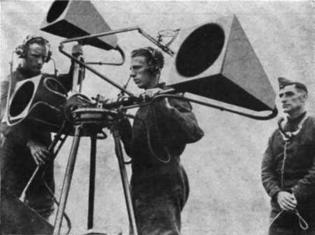  Máy định vị âm thanh 4 ống nghe của Anh được sử dụng năm 1938. 